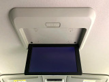 【フリップダウンモニター】大画面モニターで後席でもエンタメをお楽しみいただけます。小さなお子様にも大人気の装備です♪