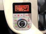 【オートエアコン】一度お好みの温度に設定すれば、車内の温度を検知し風量や温度を自動で調整。暑い&hellip;寒い&hellip;と何度もスイッチ操作をする必要はありません。快適な車内空間には必須の機能ですね♪