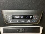 ルーフ中央にエアコン操作パネルがついていますので、2列目・3列目にお乗りの方も快適に過ごせます。
