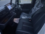 水平基調のインパネは運転者の広い視覚を確保しています。右左折時に歩行者の存在を気づきやすい工夫もされています。