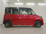 リアには左右スライドドアを採用。狭い駐車場でも開閉しやすく、強風の日でもドアが煽られにくくなっております。小さなお子さまやご年配の方も安心して乗り降りできます。