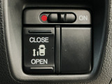 【パワースライドドア】助手席側がパワースライドドアになっており、運転席のスイッチやスマートキーでも開閉が可能です!開口部も広いので乗り降りも楽々♪