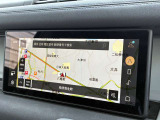 新インフォテイメントシステム「Pivi Pro」に搭載される3Dサラウンドカメラシステム。車輌AIにより車輌を含む周囲の映像を立体的に表示。よりスムーズな駐車や発進が可能となります。