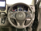 ハンドルにHondaセンシング系のクルーズコントロールやレーンキープアシストなどのスイッチと、オーディオの操作スイッチが装備されています。ハンドルから手を離さず安全に操作できます。