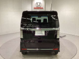 車内は光触媒抗菌消臭施工済です。インパネ周りはスタイリッシュなデザインで機能や装備も充実しています。グローブボックスやカップホルダーのほかにトレーなどたくさんの収納スペースが付いています。