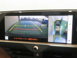 パノラミックビューモニター搭載。カメラで車両周囲の状況を映し出すため、狭い場所での駐車などに役立ちます。