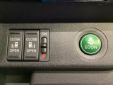 リアドアは乗り降りに便利な両側電動スライドドアです。また運転席に座っていながらスイッチ操作で自在にスライドドアを開け閉めできます。燃費に役立つECONボタンもここです。