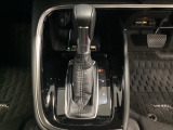 「e:HEV」は、モーター走行を中心にしながら電気エネルギーやエンジン動力を最も効率よく使い分けることができる賢いハイブリッドシステムです。サイドブレーキはスイッチ操作の電子制御パーキングブレーキです
