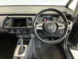 【前方視界】開放的な前方視界!運転がしやすく疲れにくいです♪窓が大きく、見通しがとっても良いおクルマですよ♪