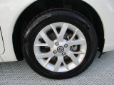 日産純正のアルミホイールが装着されてます。ボディデザインとマッチしておりカッコイイですね。
