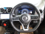 運転が楽しくなる明るく開放的な運転席まわりです。クルーズコントロール付きで高速など速度を一定に保ってくれます