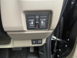 狭い駐車場や壁際でもドアをぶつける心配が少なく開けられる両側スライドドアです。両側共に電動で、開閉操作も楽々です!
