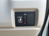 【両側スライド片側電動スライドドア】左右スライド式で、片側(主に左側)のみ電動で自動開閉する仕様。コストを抑えつつ歩道側の利便性を確保。予算重視のファミリー層や送迎需要にピッタリなバランスの設定です。
