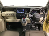 車内は光触媒抗菌消臭施工済です。インパネ周りはスタイリッシュなデザインで機能や装備も充実しています。グローブボックスやカップホルダーのほかにトレーなどたくさんの収納スペースが付いています。