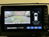 リバースギアに入れるだけで後方の表示へ切り替わります。夜間や雨の日の駐車も楽になりますよ。