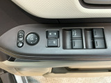 電動格納式リモコンドアミラーと、パワーウィンドウスイッチ等は運転席ドアにあります。