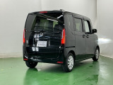 後席の窓には外から車内が見えにくくなるプライバシーガラスを採用。周りを気にせずリラックスして過ごせます