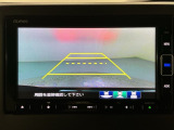リバースギアに入れるだけで後方の表示へ切り替わります。夜間や雨の日の駐車も楽になりますよ。