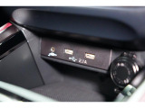 小物の収納に便利なセンタートレイには携帯等のデバイスの充電可能なUSB出力電源付です。