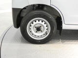 【丈夫な足回り】商用車用のタフなタイヤとホイール。路面の凹凸も優しく吸収し、重い荷物を積んでいても心地よい走行を提供します。