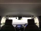 CVT車のセレクトレバーです。低速から高速まで、変速ショックのないスムーズな走りを実現するとともに、エンジン効率のよい領域を維持することで燃費にも貢献します。