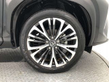 【純正アルミホイール】です!車両デザインに合わせてホイールをデザインしているため、見た目にもカッコイイアルミホイール♪洗車もラクチンで錆びません。