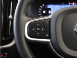 前方車を自動追従するアダプティブクルーズコントロールに加え、ステアリング操舵も行う進化型クルーズ『パイロットアシスト』を搭載。車体を車線内へと適正に維持しつつ先行車を忠実に追従します。