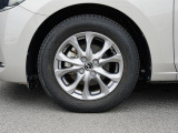標準装備の純正15インチアルミホイール。タイヤサイズは185/65R15です。