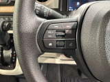 ステアリングにオーディオ操作スイッチが付いています。オーディオ画面に直接タッチしなくても操作が出来ますので、運転に集中できます。