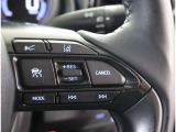 運転中、オーディオの操作をしてて、ハッとしたことはありませんか?ステアリングスイッチは、運転中でもハンドルでオーディオの操作が可能です。