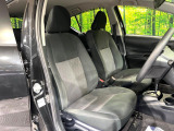 運転席まわりには十分なスペースがあり、大柄な方でもゆったり運転していただける環境です。