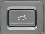 【パワーバックドア】スマートキーや運転席のボタンを押すだけでリアゲートが自動で開閉します!荷物を持っている時や、高い位置にあるバックドアを閉める際に便利な機能です♪