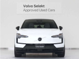 EVエクステリアならではのフロントシールドデザイン、ボルボアイデンティティを進化継承する印象的なトールハンマーライトが、自信に溢れたモダンなフェイスを表現。