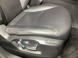 運転席にはドライバーの体型や好みに応じて前後方向だけでなく、高さの調整ができるシートリフターを装備