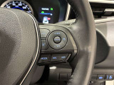 クルーズコントロール機能付きです。走行中に先行車の様子を検知しながら、設定した車速の範囲内で先行車との距離のキープを支援します。詳細は販売店スタッフまでおたずねください。