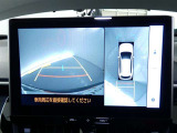 【全周囲モニター】車を上空から見下ろしたような映像をカーナビ画面に映し出し、車庫入れや縦列駐車をサポートしてくれます。