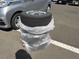 スタッドレス車内に積込でございます!冬のシーズンにはピッタリで安心の車両になっております!!