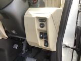 急速充電は車内のボタンを操作して開け、あとは充電コネクターを差すだけで充電開始します。簡単な充電操作と、フタの開け方を変えることで差し間違いを防げる安心感。