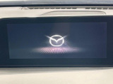 【8.8インチマツダコネクト】車内の雰囲気にマッチした大型のディスプレイ。スマホ接続でのナビ使用やBluetooth再生等、様々な機能が楽しめます。直感的なダイヤル操作が可能で、使い勝手も良好です。