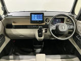 使いやすいレイアウトのダッシュボード周辺です。オートエアコンや小物入れなど嬉しい装備が満載です。