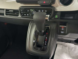 運転席センターに集約され操作性、デザイン性もスタイリッシュになっています。