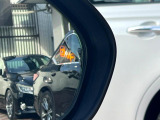 【ブラインドスポットモニター】走行中、ドアミラーの死角になりやすい箇所に後続車が接近するとサイドミラーのレンズに警告を表示!ドライバーに注意喚起をしてくれます。