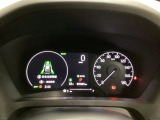 ハイブリット車専用のメーターです。右側の大型スピードメーターに加え、ステアリングスイッチを使って左のマルチインフォメーション・ディスプレイで燃費や動力伝達などの情報が見れるようになっています。