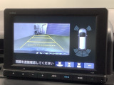 リバースギアに入れるだけで後方の表示へ切り替わります。夜間や雨の日の駐車も楽になりますよ。