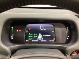 デジタル表示のスピードメーターと安全支援情報、燃費やオドメーターなどの表示の他に、ホンダセンシング機能などの表示もできる多機能なマルチインフォメーション・ディスプレイです。