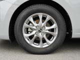 標準装備の純正15インチアルミホイール。タイヤサイズは185/65R15です。