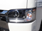 Bi-Beam(バイビーム)LEDヘッドランプは、1灯の光源だけでロービーム(近目)とハイビーム(遠目)の切り替えを行える先進的なヘッドライトシステム