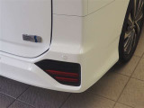 コーナーセンサーを車の前後に装備。障害物までの距離に応じて警告音を変えてお知らせ。縦列駐車時や駐車場・車庫などでの取り回しをサポートします。詳細は販売店スタッフまでお尋ねください。