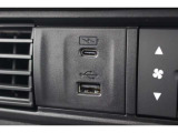 充電用USB(タイプC)とナビ接続用USB(タイプA)が装備されています。