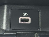 充電用USB端子付き。スマートフォンなどの充電に便利です。